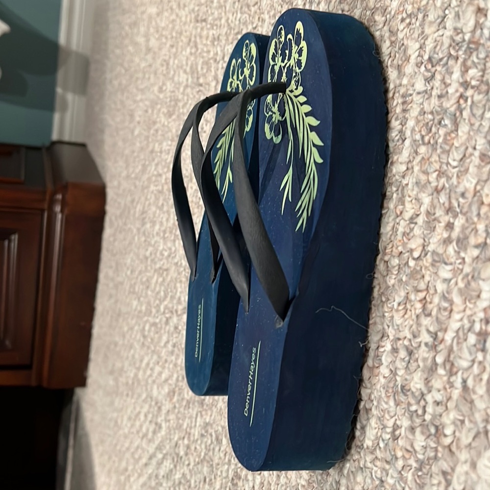 Platform flip flops, fits size 8-9